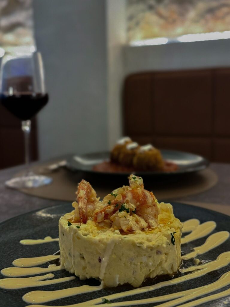 Tapa presentada en La Josefita, cocina con producto fresco en Ibiza