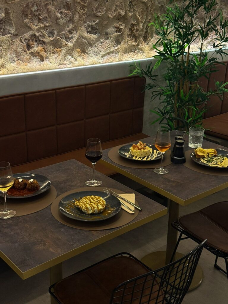 Plato en La Josefita, restaurante de tapas originales en Ibiza